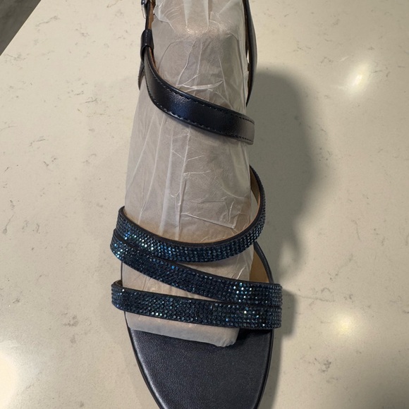 Navy high heals (9.5) - Picture 2 of 5